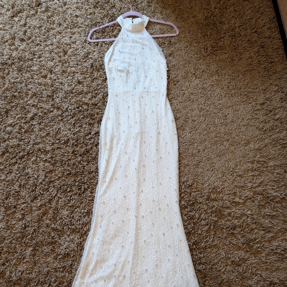 Elegant White Sleeveless Dress